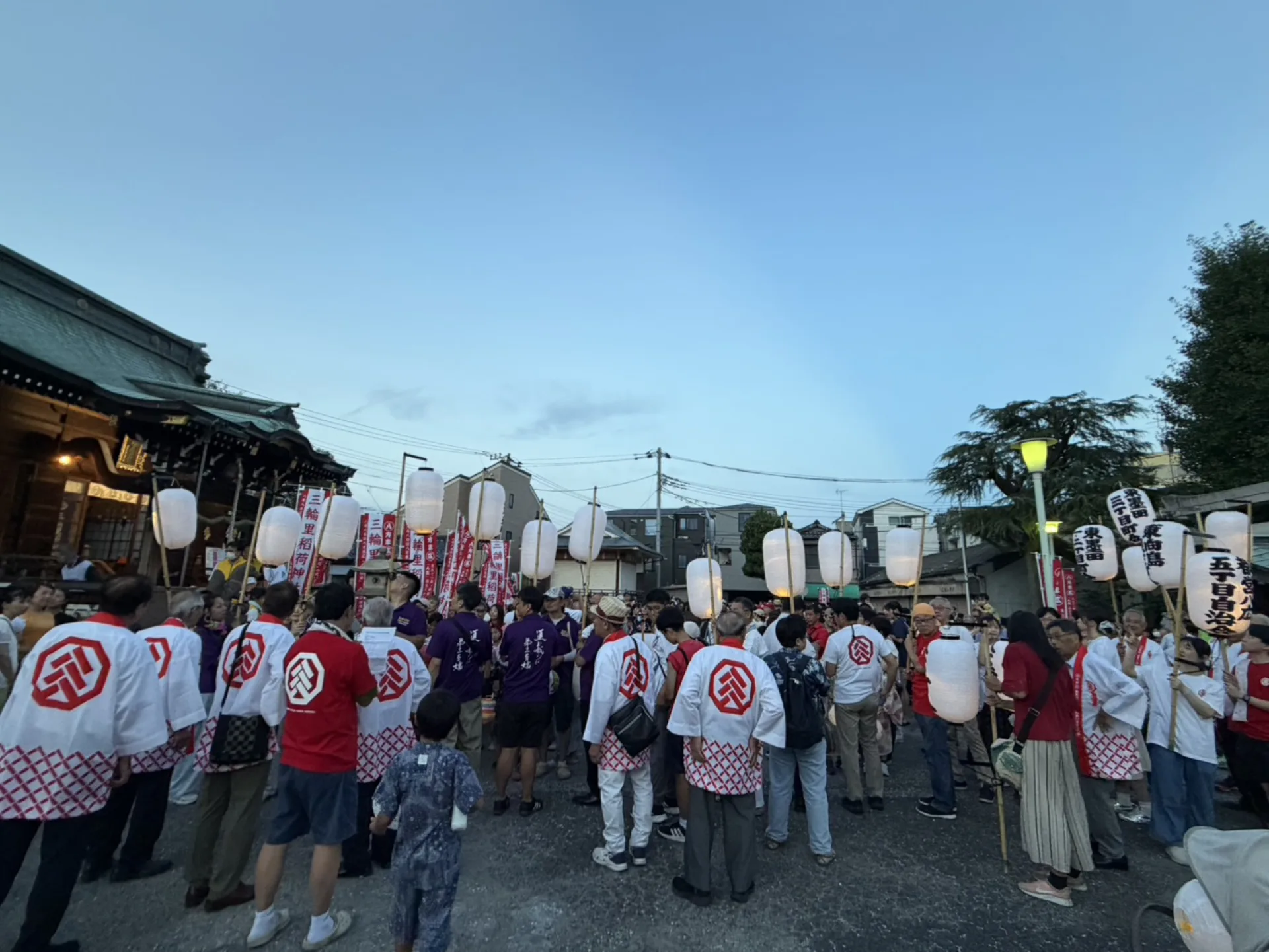三輪里稲荷神社に集う提灯行列の参加者