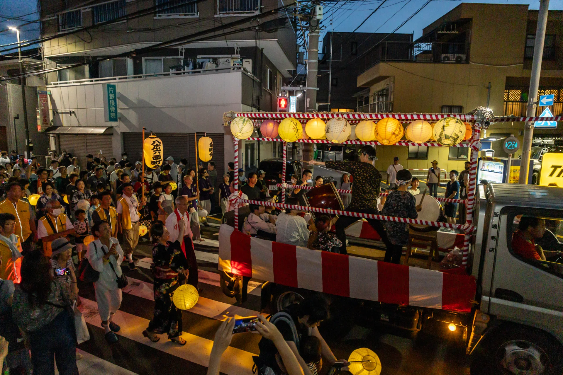 提灯のあかりと八広の夜の風景